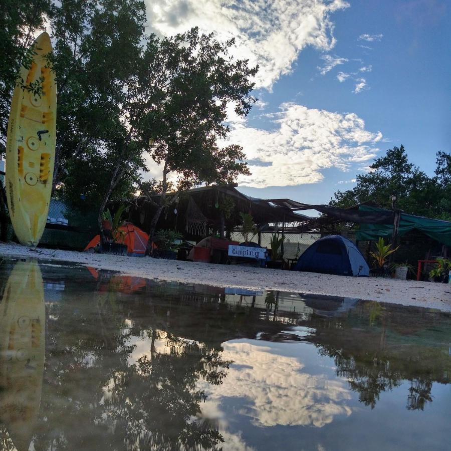 הולבוקס איילנד Casa De Los Santos Camping Y Eco Cabanas מראה חיצוני תמונה